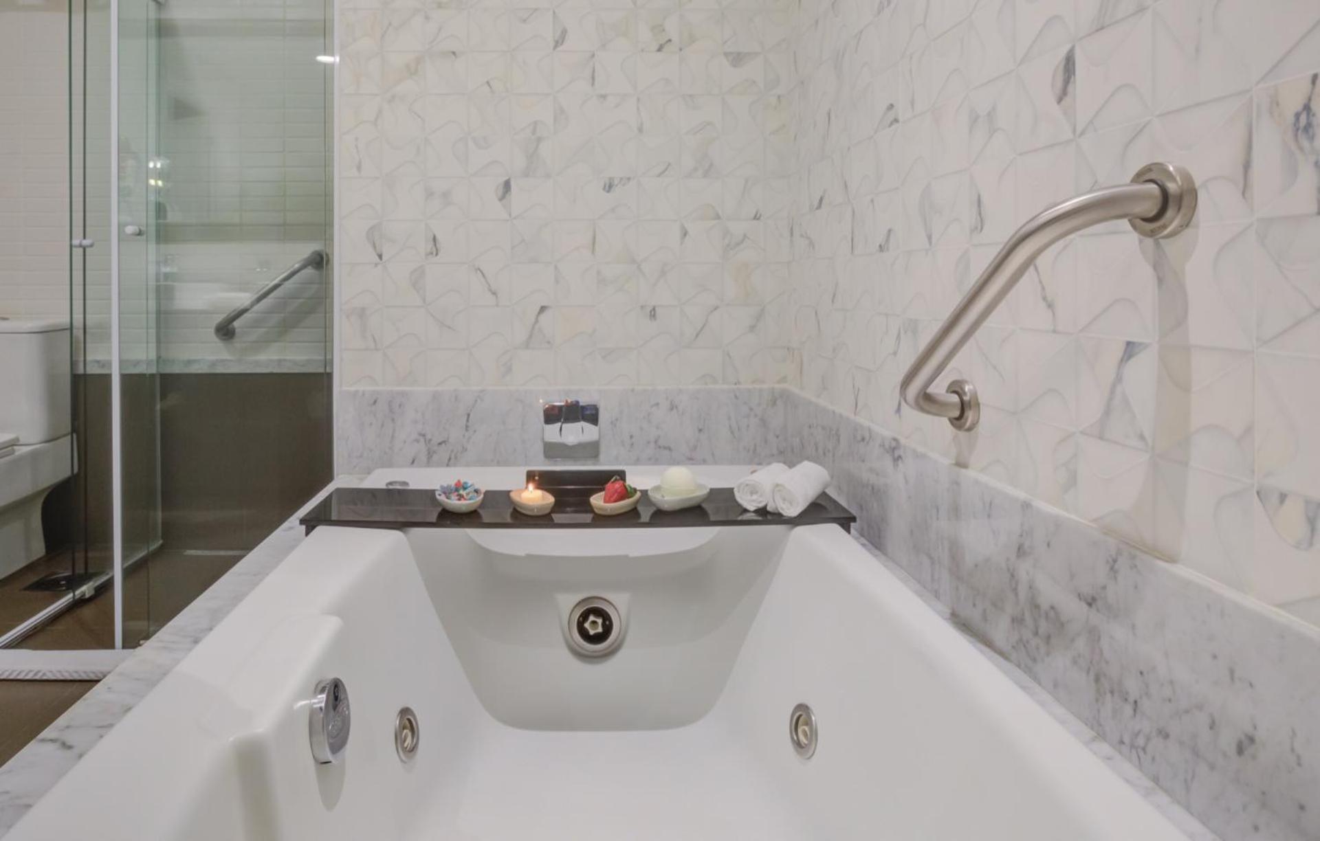 Transamerica Collection Goiânia Eksteriør billede A bathtub with a shower door