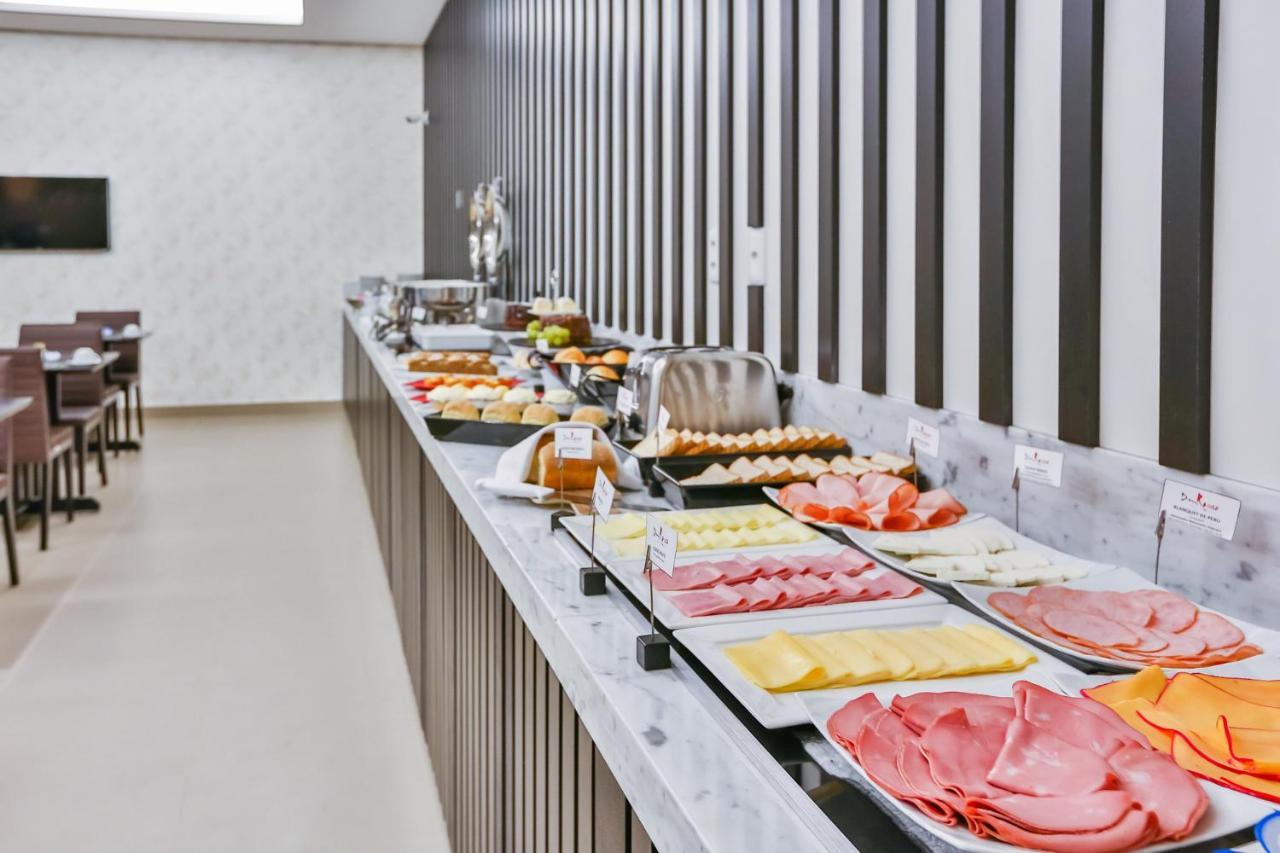 Transamerica Collection Goiânia Eksteriør billede A buffet at a hotel