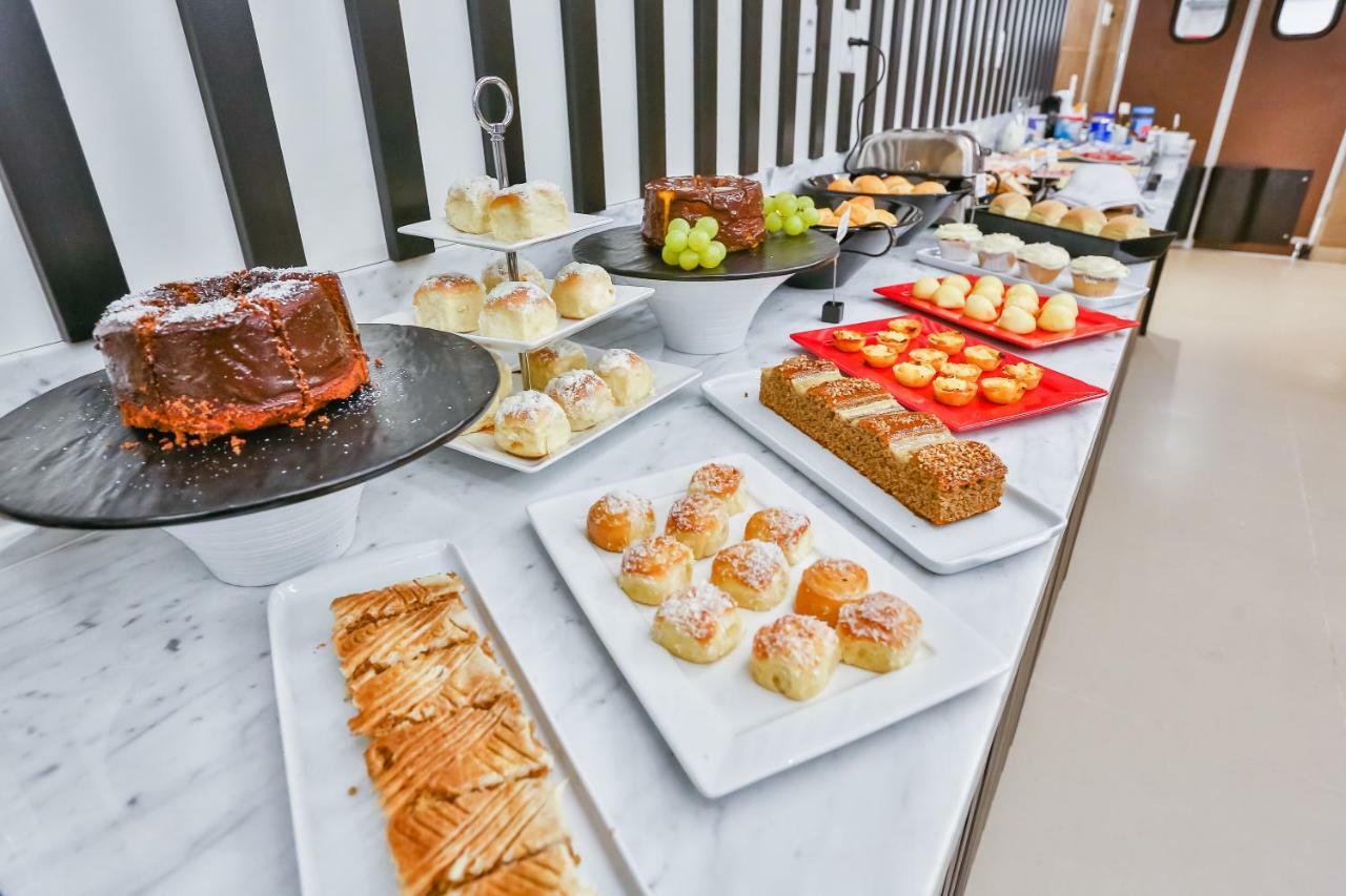 Transamerica Collection Goiânia Eksteriør billede A selection of cakes at a buffet