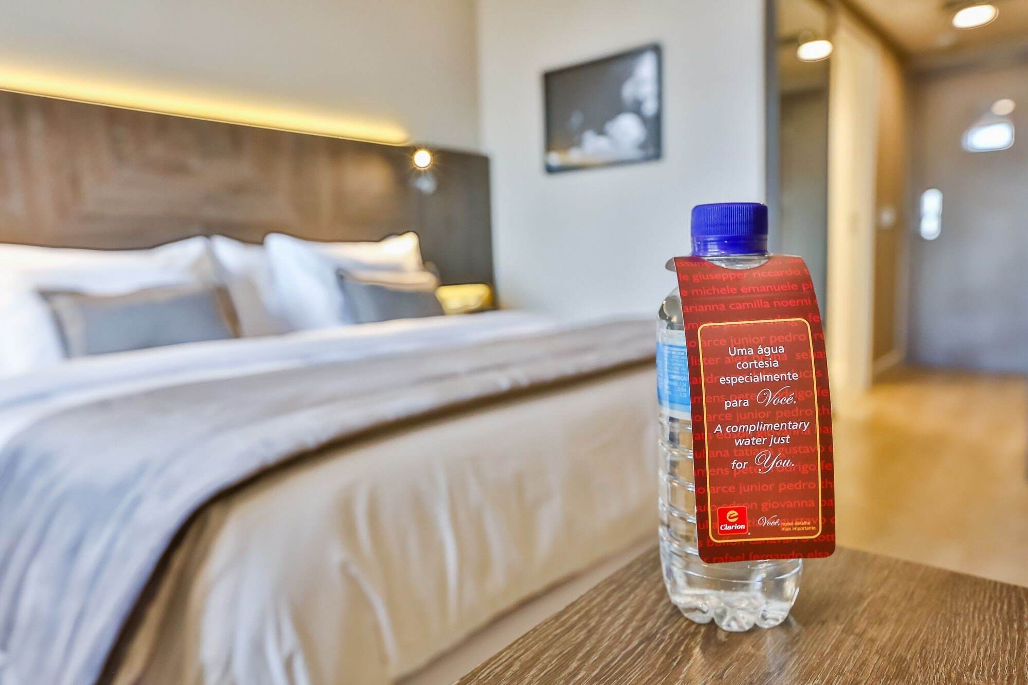 Transamerica Collection Goiânia Eksteriør billede A bottle of water in a hotel room